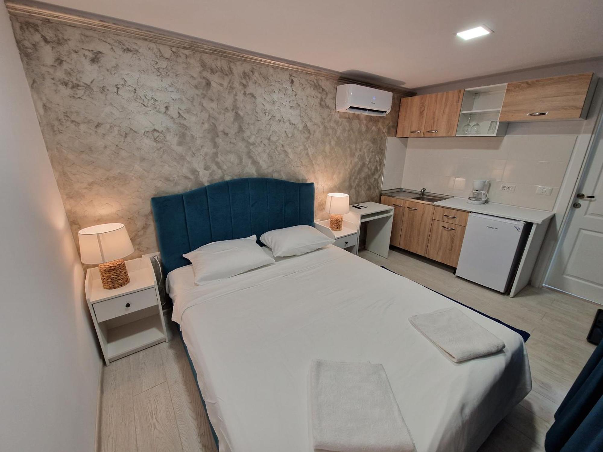 Alex Residence Otopeni Buitenkant foto